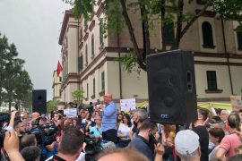 Policia procedon penalisht Bashën, Kryemadhin, Budinën e Liçajn për protestën e 18 majit