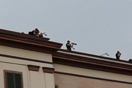 Policë me snaipera e kamera monitorojnë protestën nga tarracat e ministrive