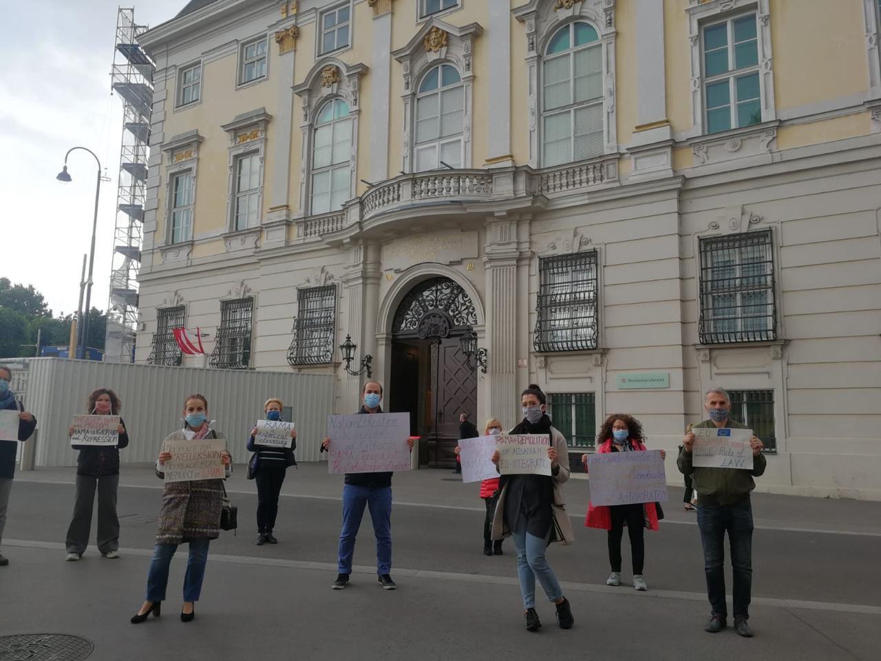 Protesta qytetare në Vjenë kundër shembjes së Teatrit Kombëtar