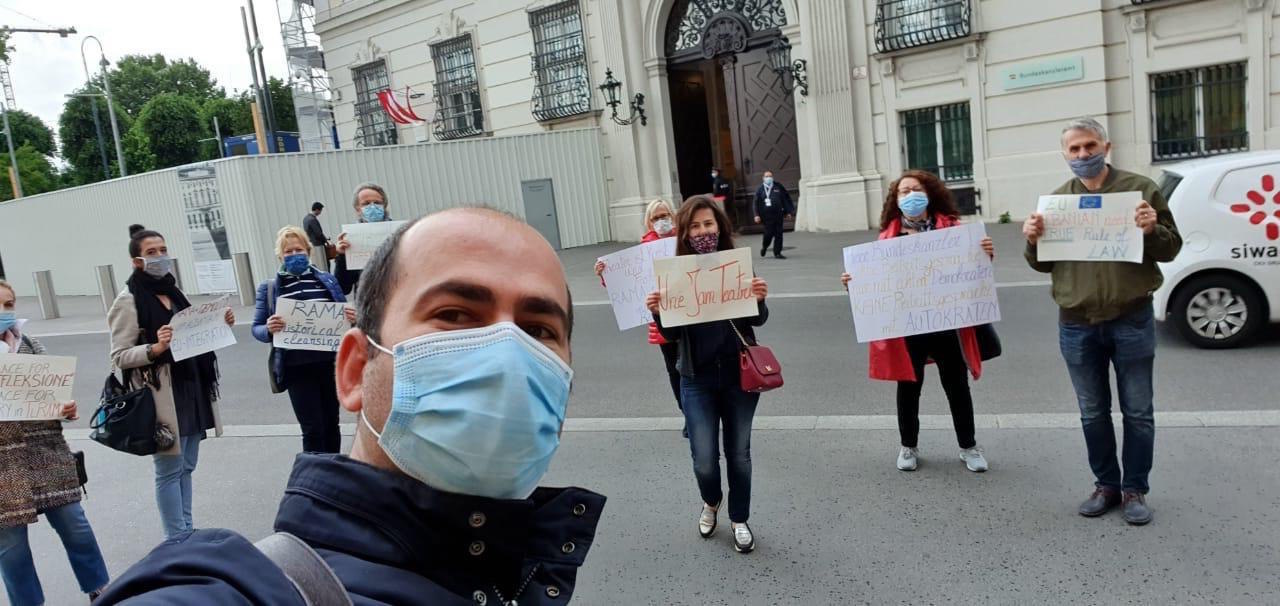 Foto lajm/ Në Vjenë protestohet kundër shembjes së Teatrit Kombëtar