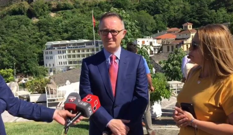 Ambasadori italian Bucci takon drejtuesit politik të Elbasanit
