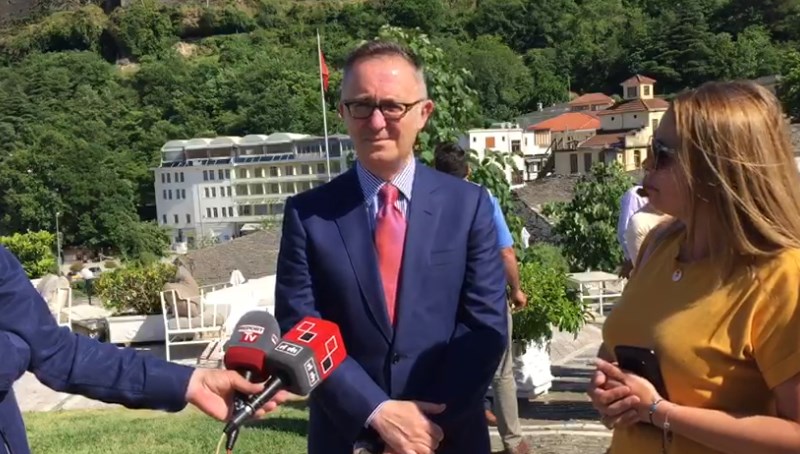 Ambasadori italian Bucci takon drejtuesit politik të Elbasanit