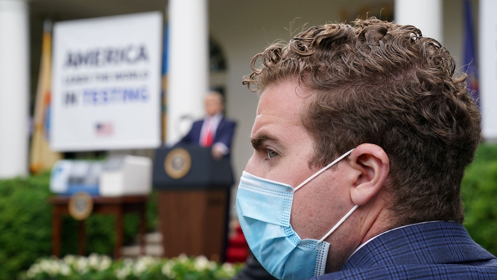 Pas 2 muajsh pandemi, punonjësit e Shtëpisë së Bardhë urdhërohen të mbajnë maska