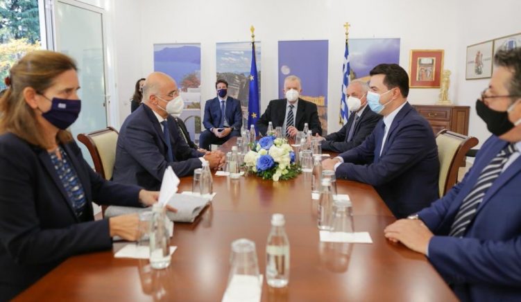EkyKZeWAAAaUmP Basha takon ministrin e jashtëm grek, Niko Dendias