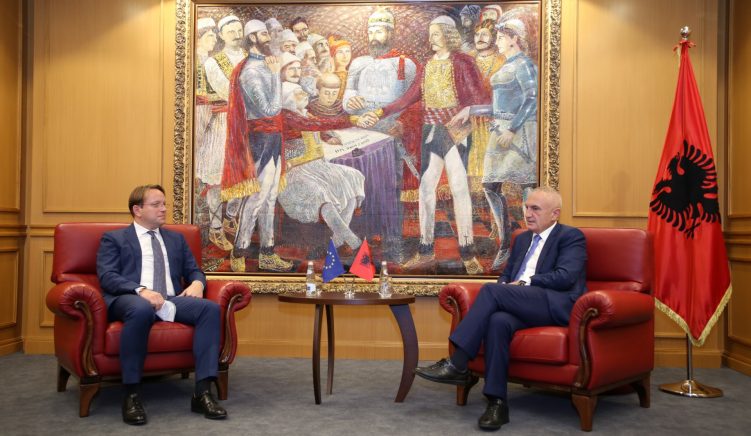 Meta varhelyi Eurokomisioneri Varhelyi takon Metën: Biseduam për integrimin e vendit në BE