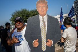 Foto-lajm: Mbështetës të Trump i urojnë presidentit shërim të shpejtë