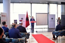 Meta thekson rëndësinë e arsimimit për fëmijët e ngujuar