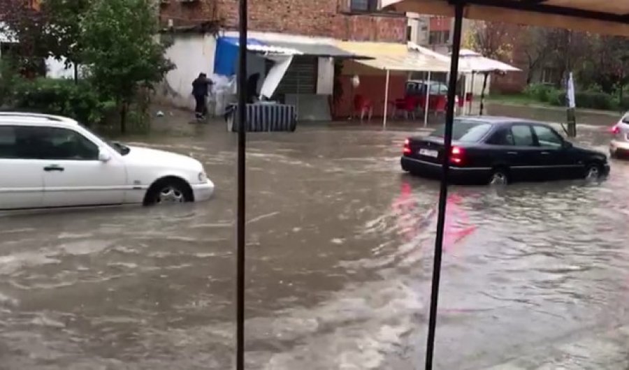 Përmbyten shtëpitë në Durrës, banorët apel për ndihmë