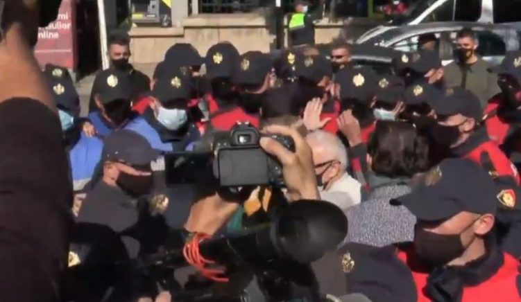protesta 22 protestues të PDIU-së shoqërohen në polici