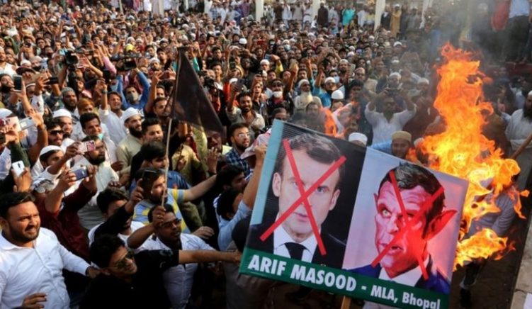 Muslimanët protestojnë kundër Francës dhe presidentit Macron