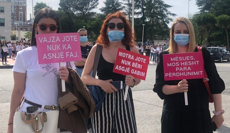 proteste abuzim Arrest me burg për 67-vjeçarin që abuzoi me mbesën e tij