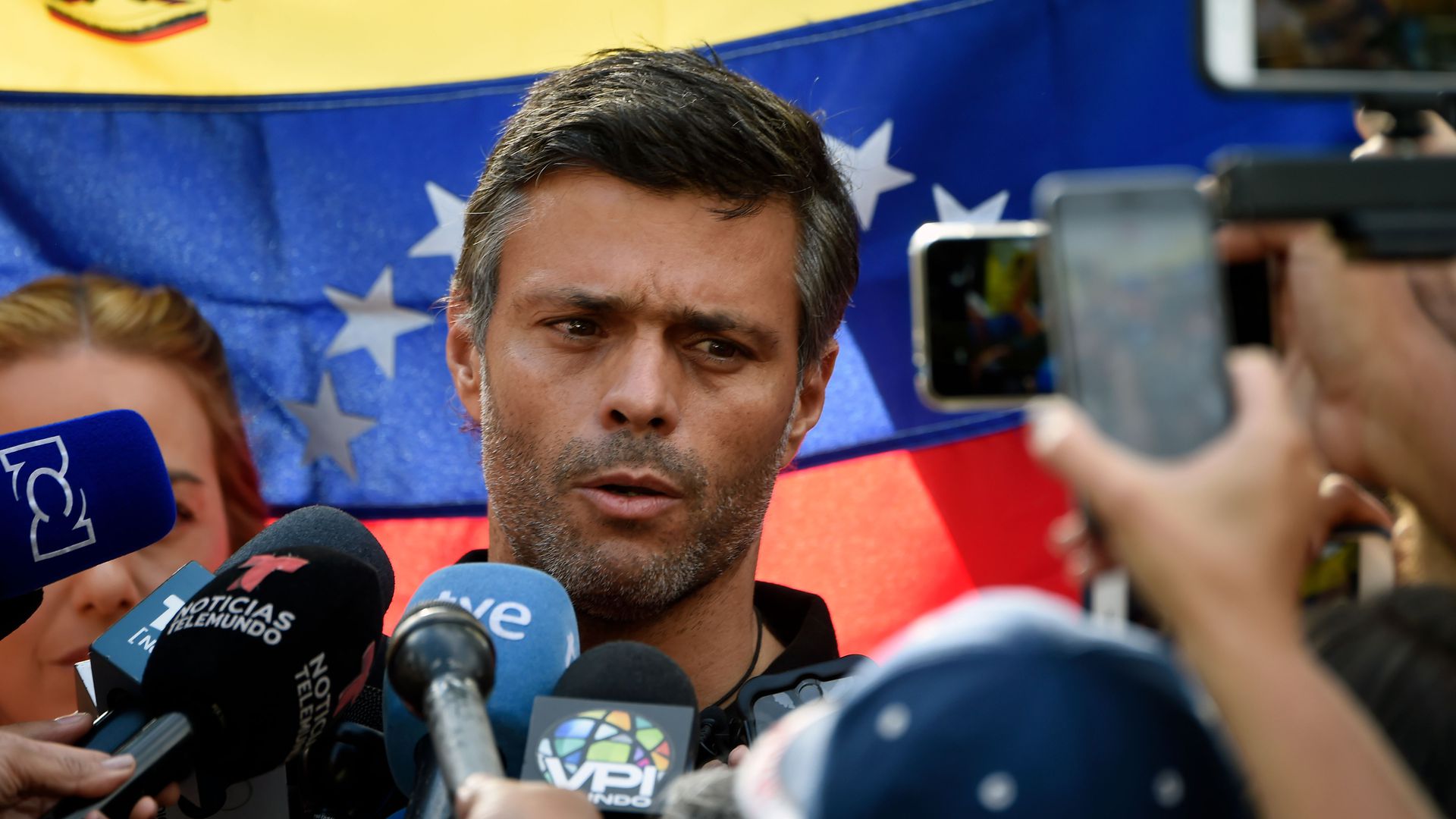 Udhëheqësi i opozitës së Venezuelës arratiset nga vendi