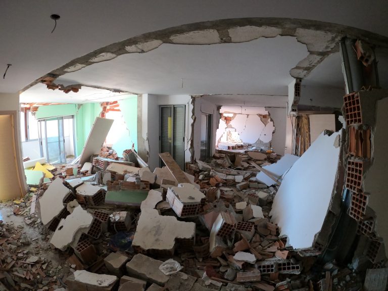 Kakofonia e ekspertizave mban pezull të dëmtuarit nga tërmeti në Durrës