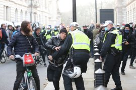 Britani/ Arrestohen 155 persona gjatë protestës kundër karantinës