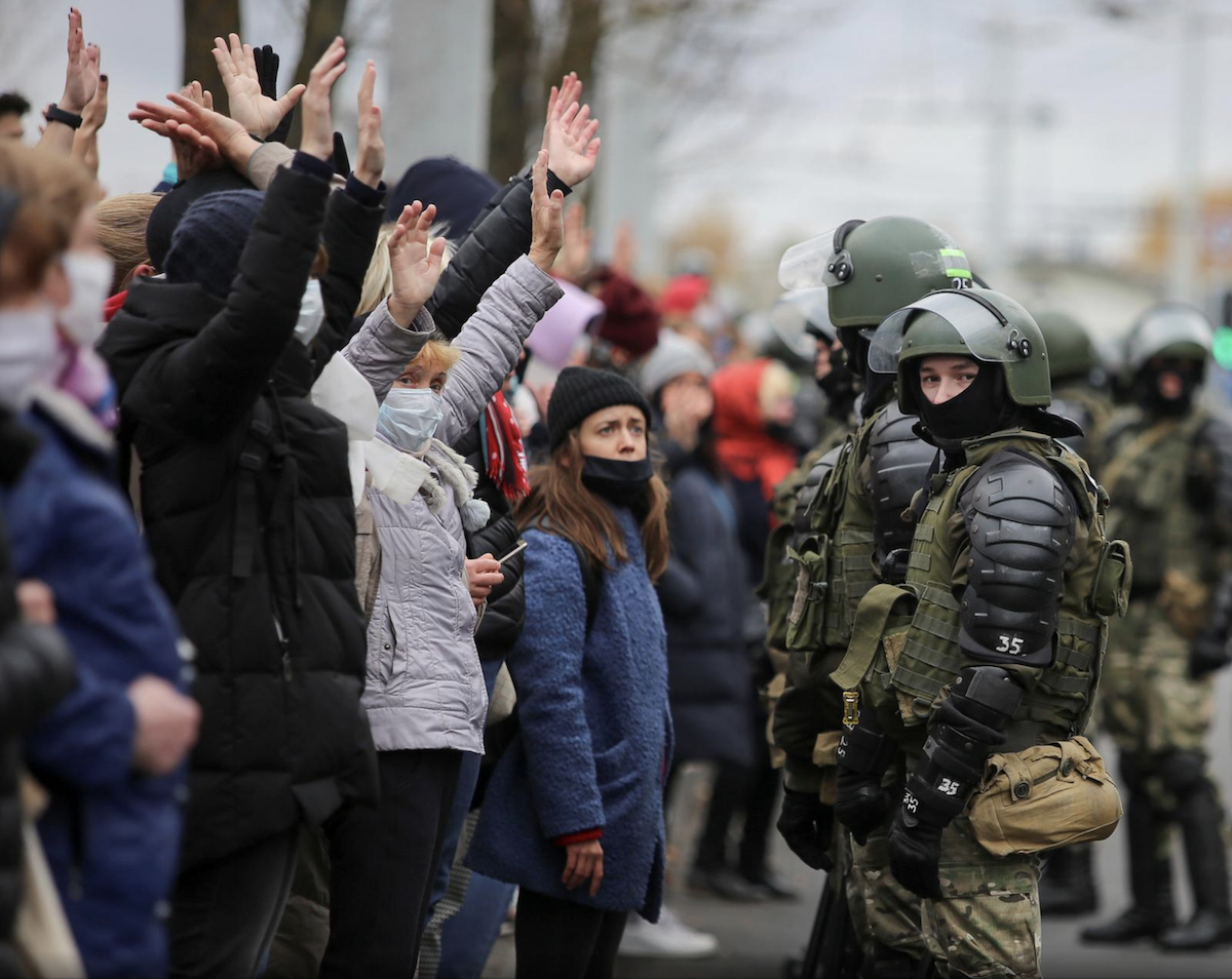 Bjellorusët vijojnë protestat në Minsk, policia qëllon të shtëna paralajmëruese