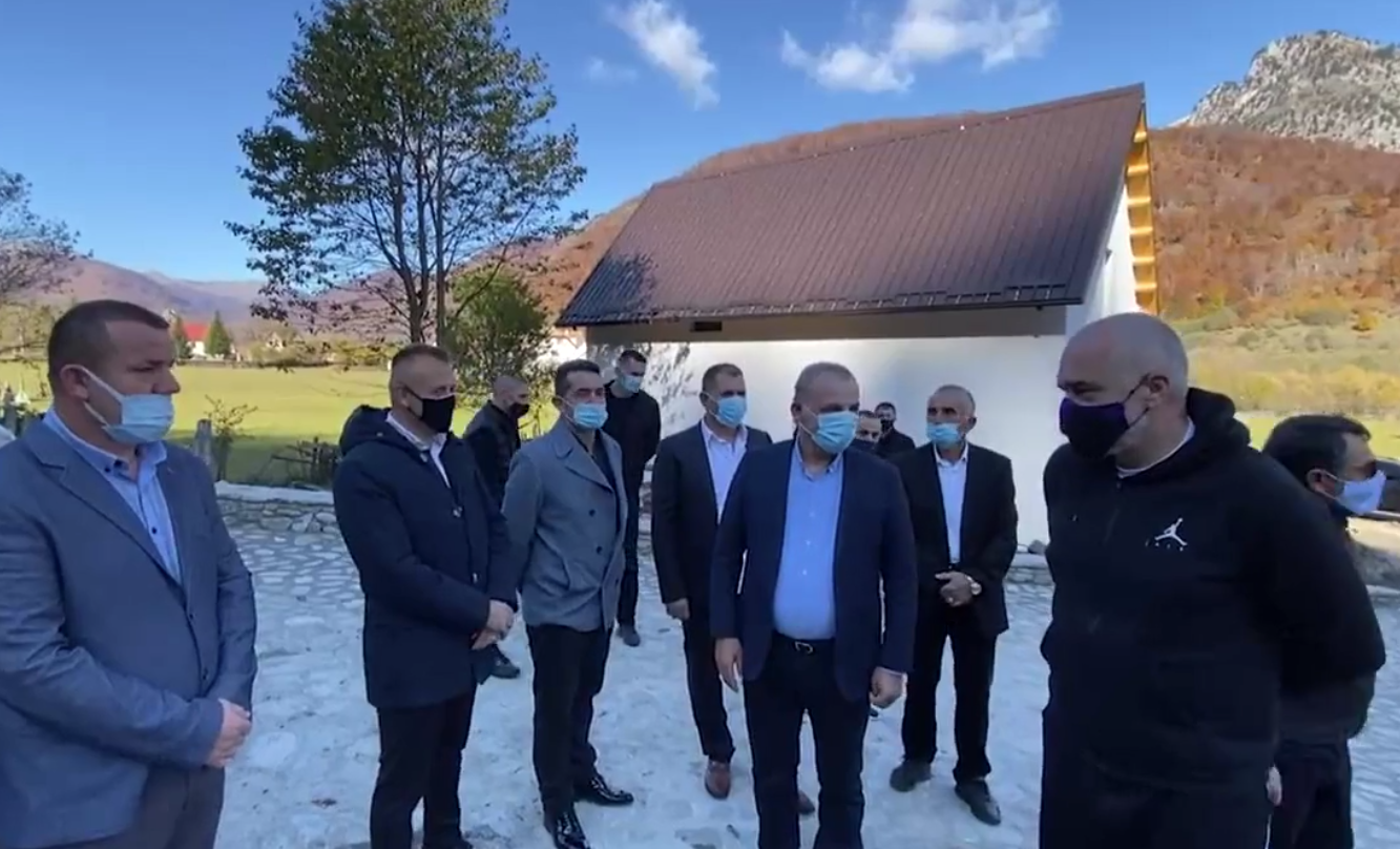 Screen Shot at PM Rama në Vermosh, i jep medalje 4 banorëve që kanë investuar në turizëm