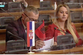 Deputeti vendos flamurin shqiptar në Kuvendin serb, reagojnë Daçiç dhe Bërnabiç