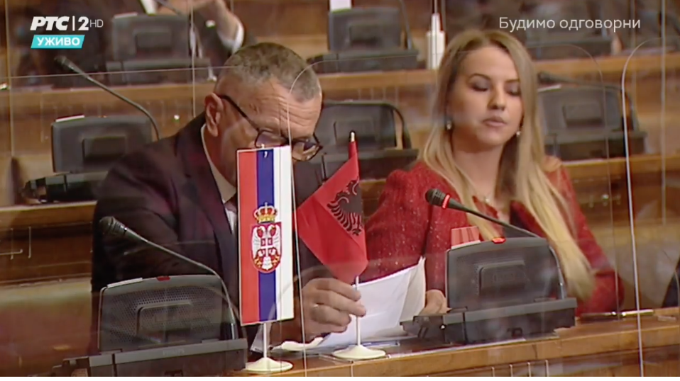 Deputeti vendos flamurin shqiptar në Kuvendin serb, reagojnë Daçiç dhe Bërnabiç