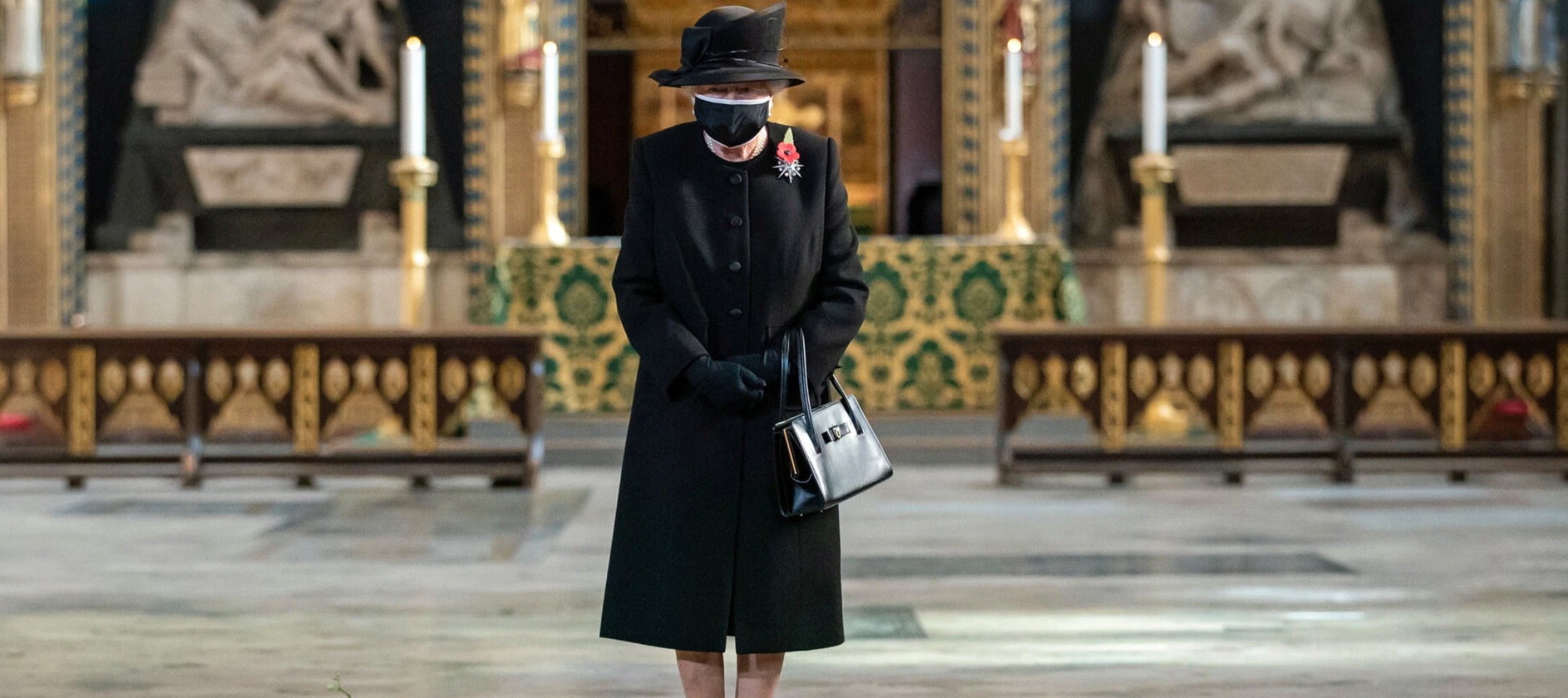 Mbretëresha e Anglisë del me maskë në publik për herë të parë