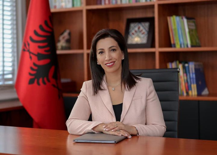 Infektohet me Covid-19, ministrja e arsimit Evis Kushi - Exit | Shpjegon Shqipërinë