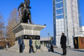 Hoti bën homazhe në Prishtinë me rastin e 28 Nëntorit