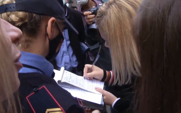 Policia e Durrësit gjobit Kryemadhin për mosmbajtje të maskës