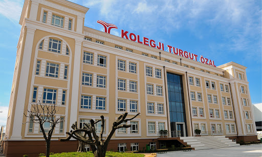 Kompania turke padit policinë pas bastisjes së zyrave pa lajmërim