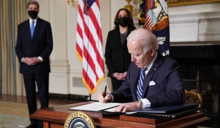 gettyimages Biden nënshkruan vendimet e para për çështjen e klimës