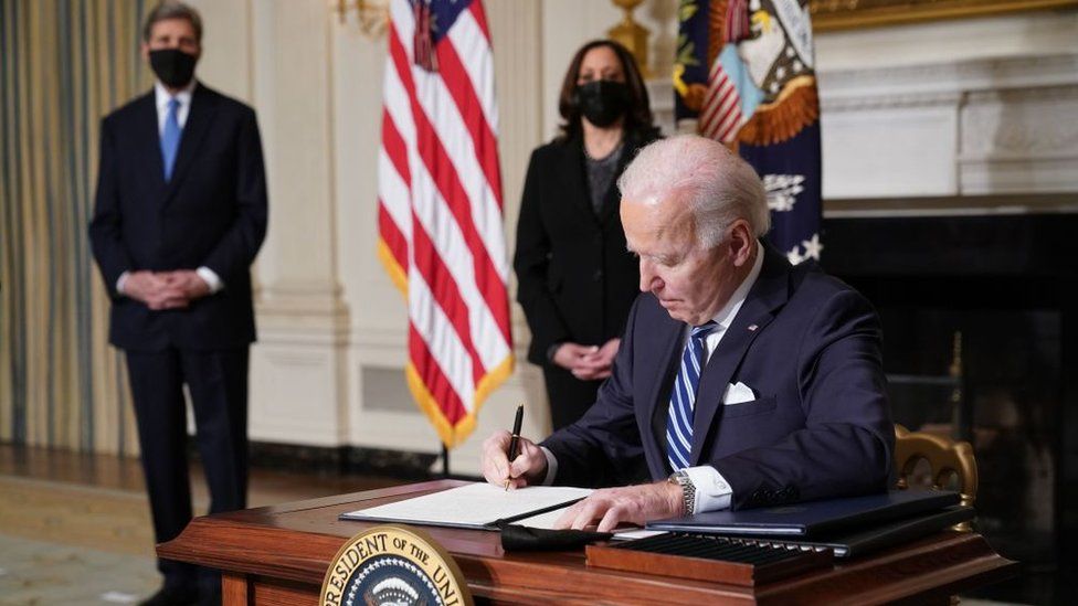 Biden nënshkruan vendimet e para për çështjen e klimës