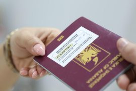 Ambasada shqiptare në Athinë sqaron si do të shpërndahen dokumentet e identifikimit