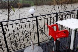 Shkumbini del nga shtrati, Braçe thirrje banorëve të largohen