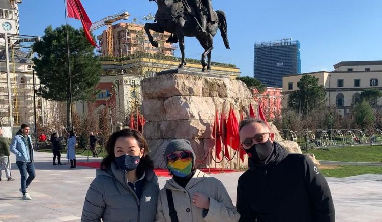 Ambasadorët Kim, Hastad dhe Bucci përkujtojnë Skënderbeun gjatë shëtitjes në Tiranë