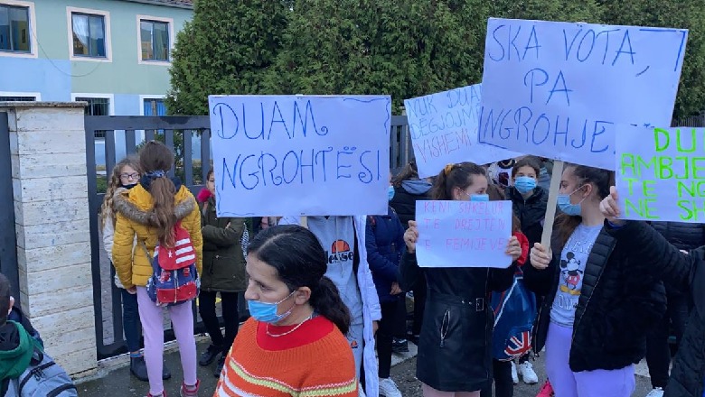Nxënës e prindër në Elbasan protestë për mungesën e ngrohjes në shkollë