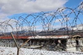 6 të plagosur nga zjarri në kampin e emigrantëve në Mitrovicë