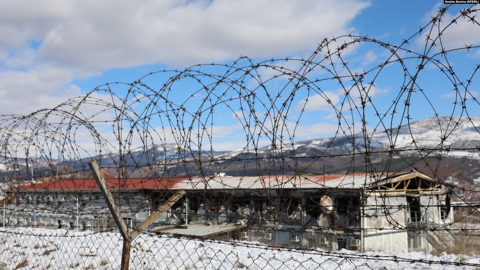6 të plagosur nga zjarri në kampin e emigrantëve në Mitrovicë