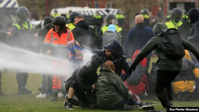 Hollandë, mbi 180 të arrestuar në protestat kundër masave anti-Covid