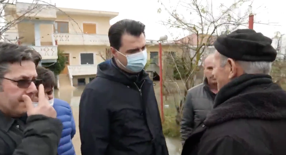 Screen Shot at AM Basha tek familjet në Sukth: Mungesa e investimeve, shkaku i përmbytjes