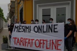 Studentët kërkojnë heqje të tarifave: Rektorati tallet me ne