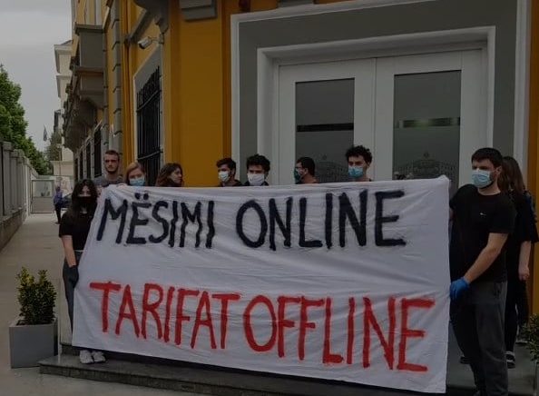 Studentët kërkojnë heqje të tarifave: Rektorati tallet me ne