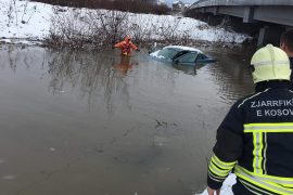 Përmbytjet në Kosovë, Hoti viziton Qendrën e menaxhimit të Situatës