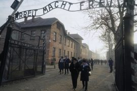 Hebrenjtë e mbijetuar nga kampi i Aushvicit, ceremoni virtuale përkujtimi
