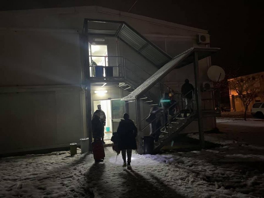 Përmbytjet, mbi 70 banorë strehohen në aeroportin e Gjakovës