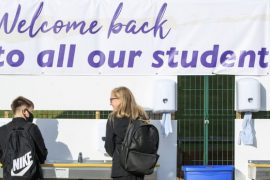 Britania ndalon testimin e përditshëm në shkolla