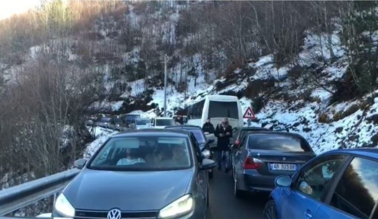 dardhe x Fluks pas Vitit të Ri në Juglindje, radhë të gjata në aksin Boboshticë-Dardhë