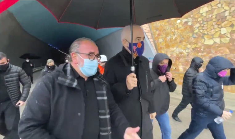 Rama akuza Metës: Po bllokon prej nëntorit fondet për rrugën Vlorë-Orikum