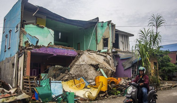 Tërmeti lë dhjetra viktima, Indonezia i frikësohet një tsunami