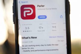Apple heq Parler, aplikacionin që po përdoret nga mbështetësit e Trumpit