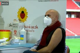 Mjeku Pipero infektohet me Covid pas dozës së parë të vaksinës