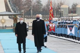 Presidenti Erdogan pret në ceremoni pompoze Ramën