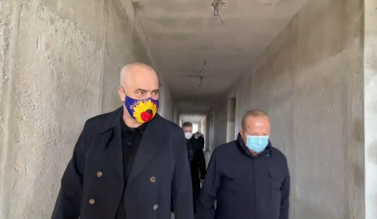 rama pacolli ne thumane x Rama vizition kantierin në Thumanë: Viktimat nuk i rikthejmë, pajisim familjarët me shtëpi